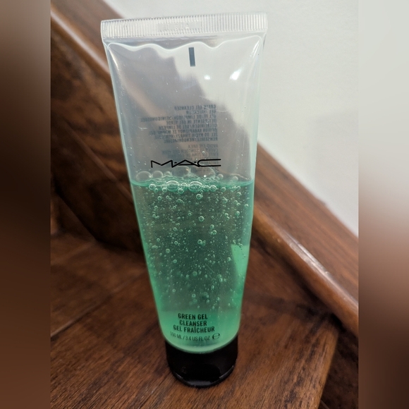 Free Add On With Purchase, MAC Green Gel Cleanser - Picture 4 of 4